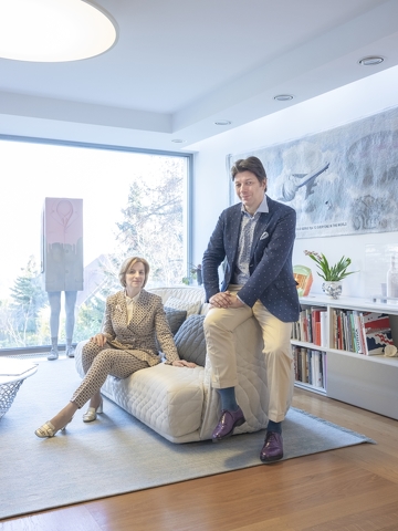 Élénksárga gallér és lila lóbőrcipő