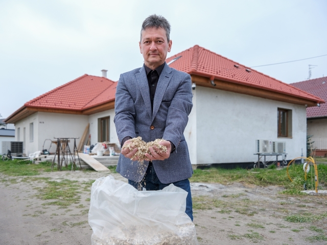 Béla rendőr volt, most kenderházakat épít